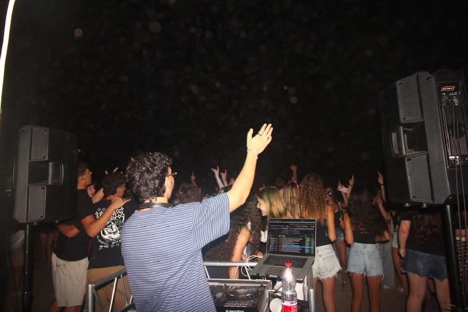 DJ KIPI מנגן מול קהל שרוקד באירוע פתוח
