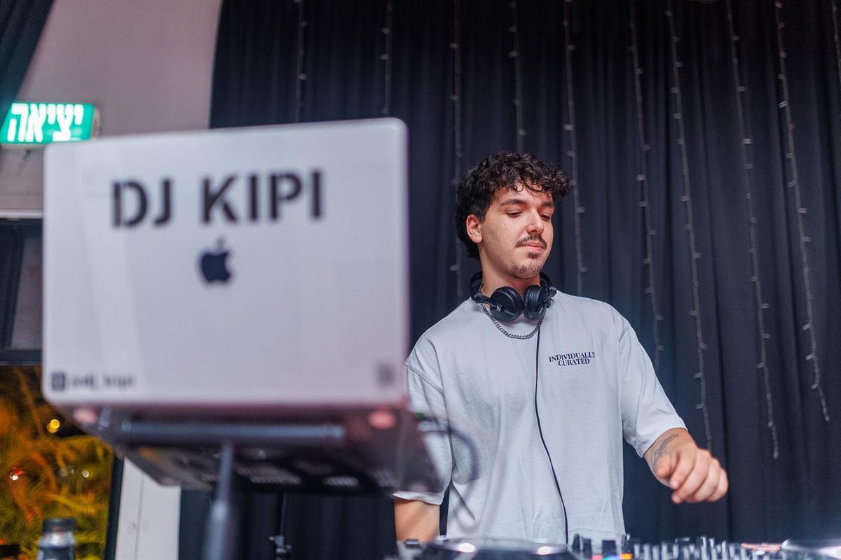 DJ KIPI מנגן באירוע באולם