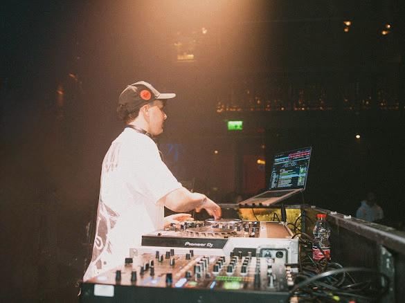 DJ KIPI מאחורי המיקסר
