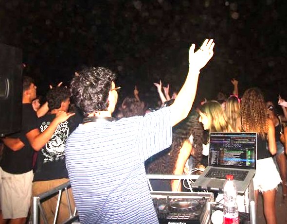 DJ KIPI מנגן באירוע פרטי מול קהל שרוקד