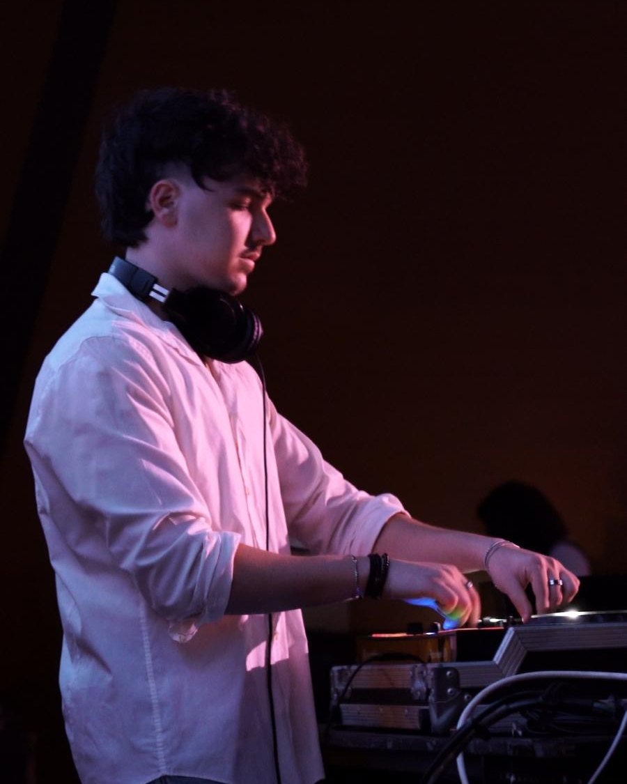 DJ KIPI בחולצה לבנה מכופתרת מנגן בחתונה